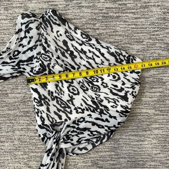 NWT Self Portrait LEOPARD PLISSE ONE
SHOULDER TOP IVORY/BLACK Size 8 - Picture 7 of 13